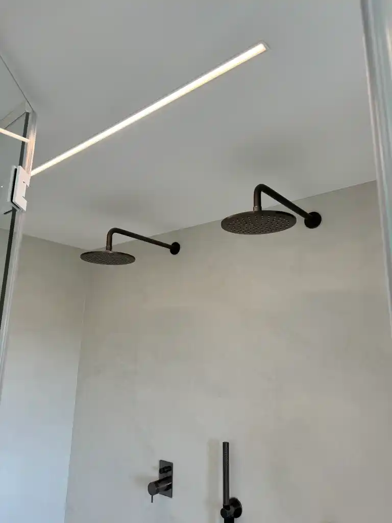 Strak spanplafond in een moderne ruimte — realisatie KP-Label
